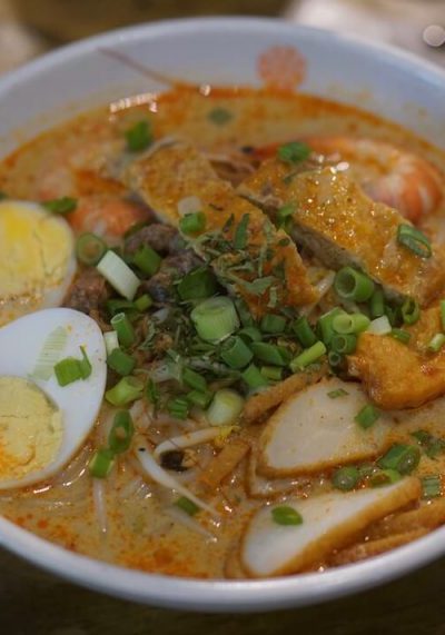 10 Of The Best Cheap Food In Singapore | Are you looking for a good food guide for Singapore? Click on this post for photos and guides for street food, snacks and delicious dishes like Laksa that you'll find in Hawker food courts and markets.