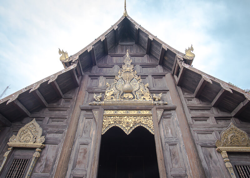 one of the many temples in chiang mai during our modern nomads journey