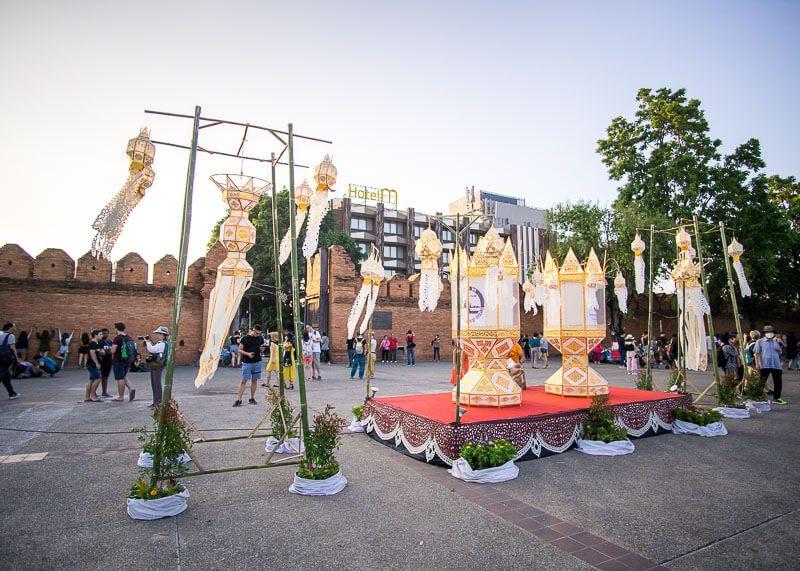 Loy Krathong Chiang Mai lantern festival - Tha Phae gate