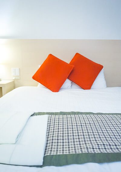 Best Western Tokyo Nishikasai - bed and pillows