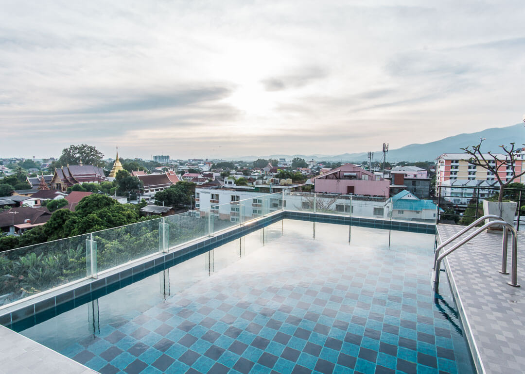 smith suites chiang mai - rooftop pool
