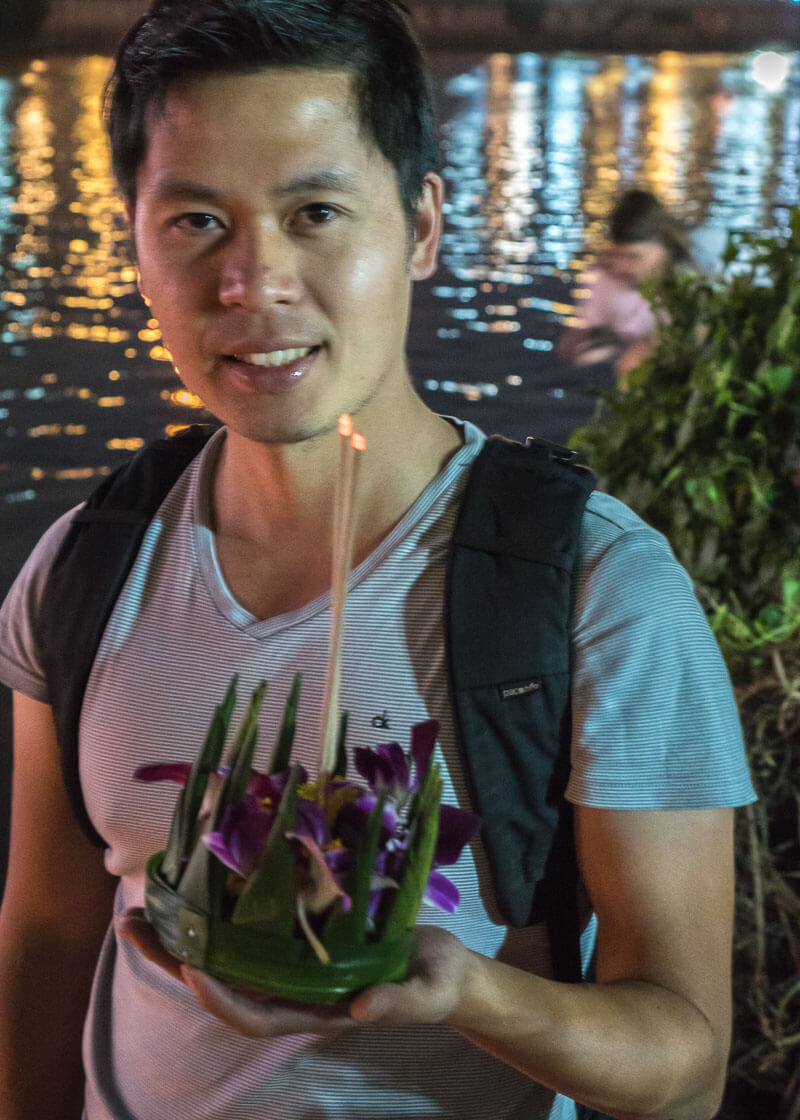 chiang mai travel blog - releasing Loi Krathongs in the river